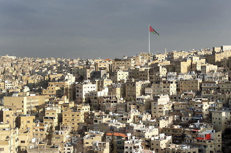 约旦安曼的城市景观与Jabal al-Qala 'a山形成鲜明对比